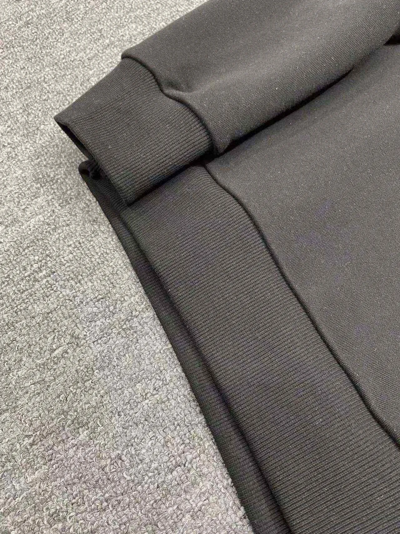 🅿️240 brand [LV Louis Vuitton] (Fat Man Gospel) 2025 Spring Style (Fleece Sweater) Tencel Roman velvet fabric. The upper body is extremely comfortable and skin-friendly. It is very elastic, does not cause pilling, is super warm, and is very comfortable to wear next to the body. It can be worn alone as a base layer. It makes you stylish and warm. It is simple and elegant, close to the body and warm. Size: M-5XL (can wear up to 220 pounds) Color: black